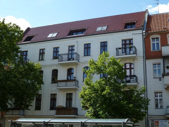 Helle 4 Raum Dachgeschosswohnung mit Terrasse und Einbauküche