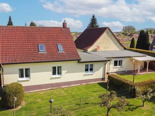 Alle Zusammen: Zweifamilienhaus mit sonnigem Garten und Garage in grüner Lage