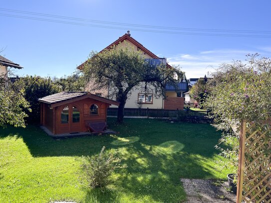 Vermietete, geräumige 3 Zimmer Wohnung im 1. Obergeschoss mit Garten