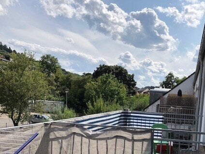 Hell, zentral, ruhig: 1-Zimmer-Wohnung mit großem Balkon und Blick ins Grüne