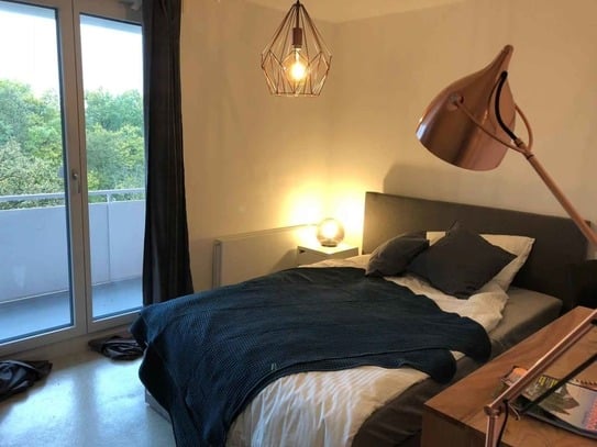 Gemütliches Zimmer mit Balkon in einem Coliving-Apartment in München