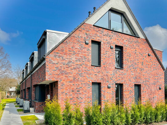 Neubau. Modernes Reihenendhaus mit großem Gartenanteil