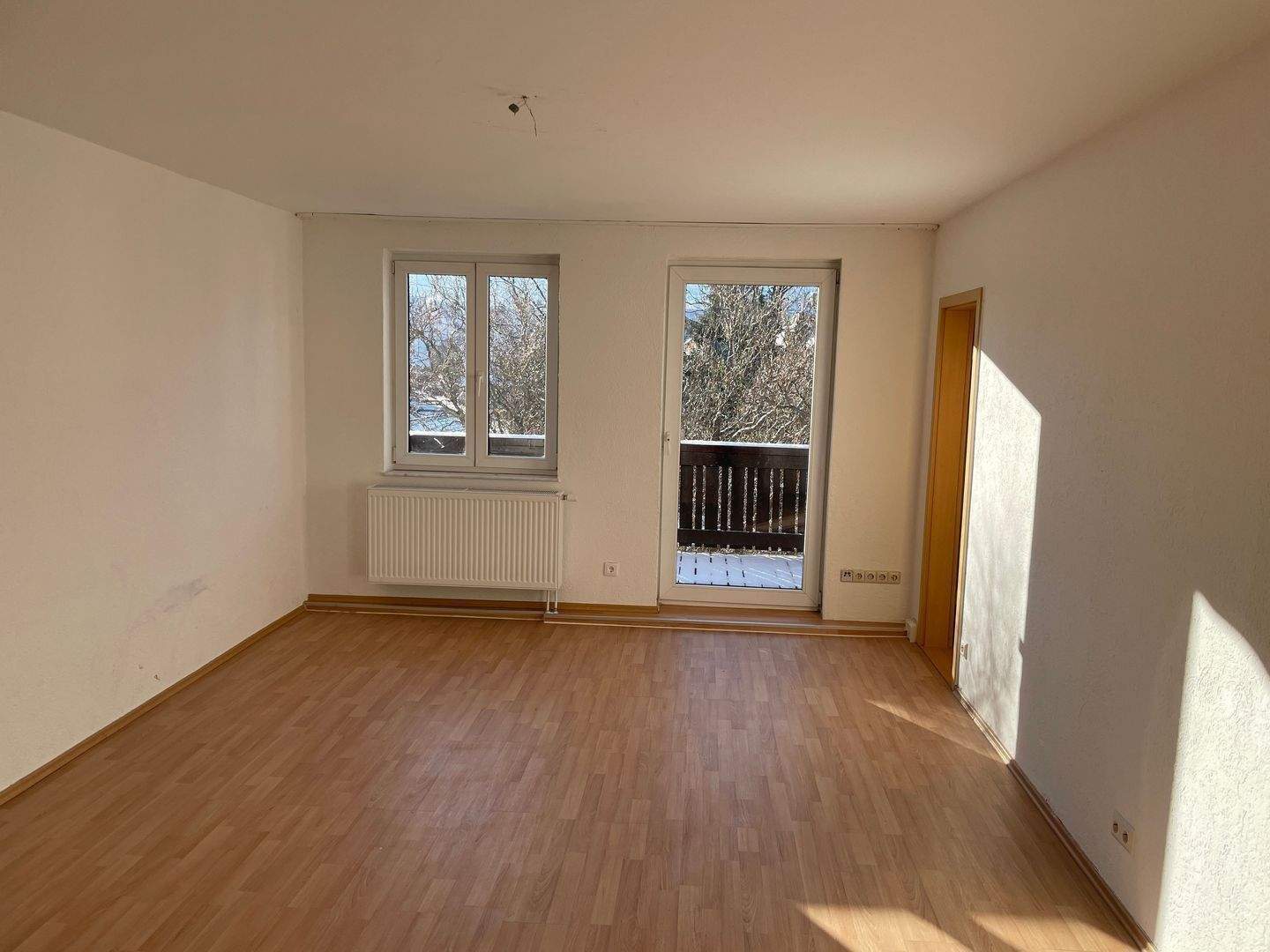 Immobilie in Dettingen an der Erms - BEZUGSFREI & ZENTRAL: Großzügige moderne OG-Wohnung mit Balkon und Einzelgarage - Bild 0
