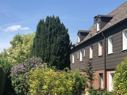 Mehrfamilienhaus mit 4 Garagen in zentraler Lage