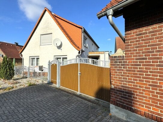 Landleben pur: Einfamilienhaus mit Stallungen, Garten und großem Grundstück in Schköna