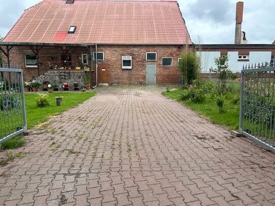 Einseitig angebautes Einfamilienhaus mit Teilkeller in Toddin OT Gramnitz Hof