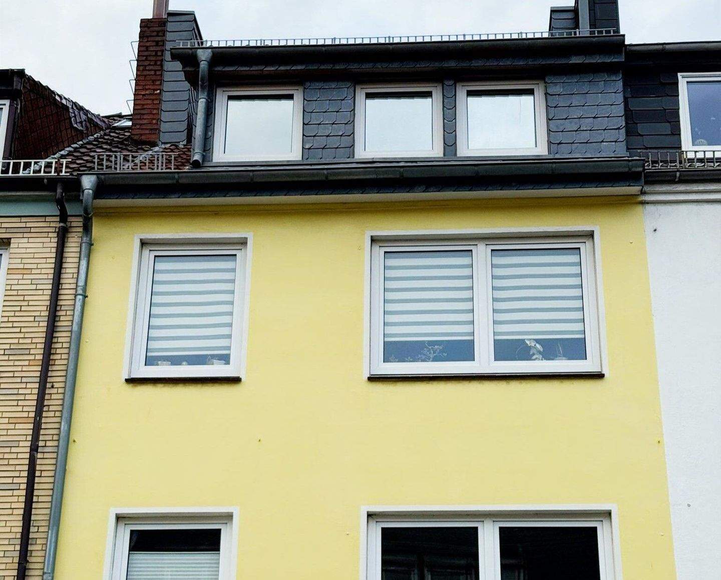 Hausgefühl in Bestlage: 2,5-geschossige Wohnung mit Kamin, Balkon und Atelier