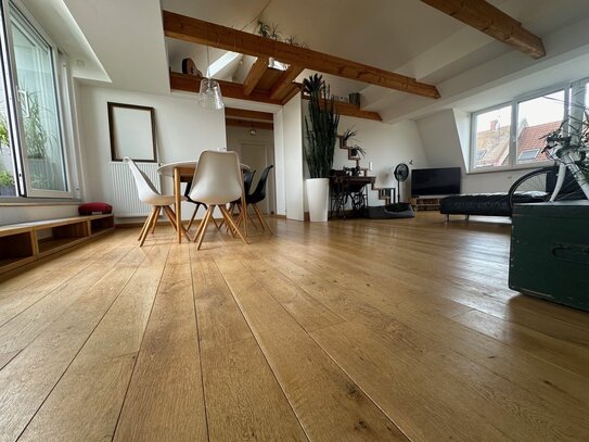 Lichtdurchflutete Dachgeschosswohnung mit Galerie und Loggia