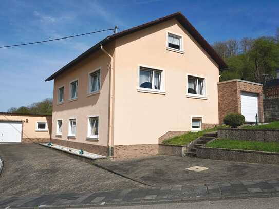 Vielseitig nutzbares Haus in top Zustand und herrlichem Landschaftsblick in erhöhter Lage