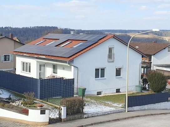 Viel Platz, hell, mit PV-Anlage: Freistehendes Familienhaus, auf großem Grundstück!