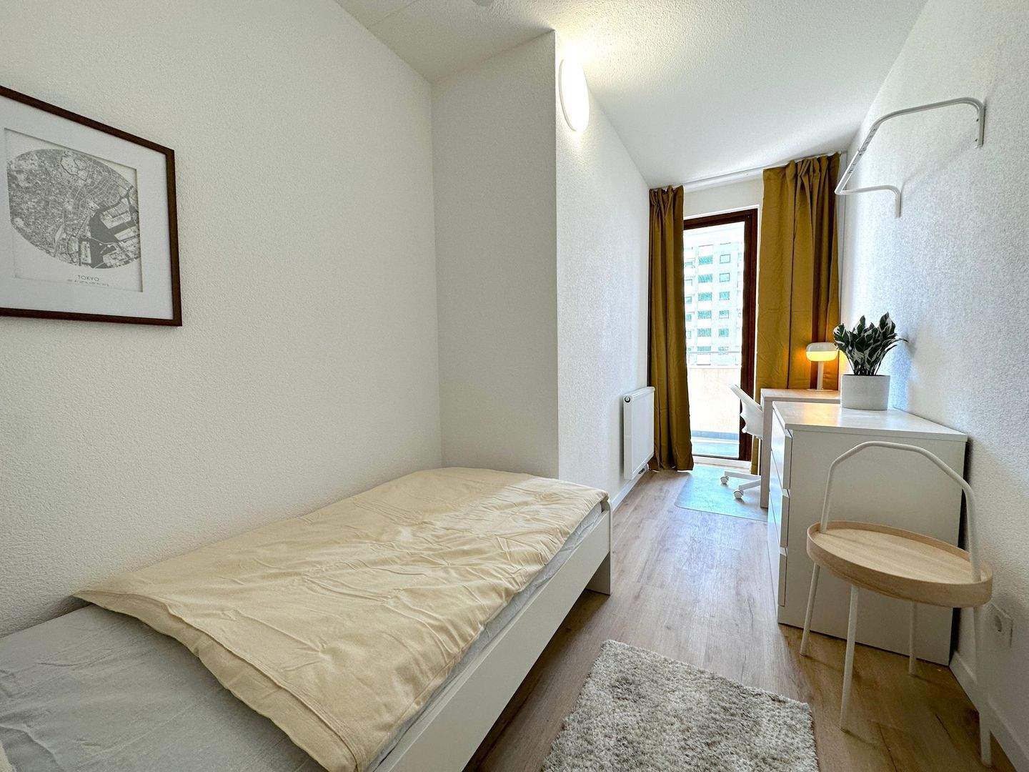 Zimmer frei in 3er WG mit Balkon & Skyline Blick - Nähe Uni und Flughafen