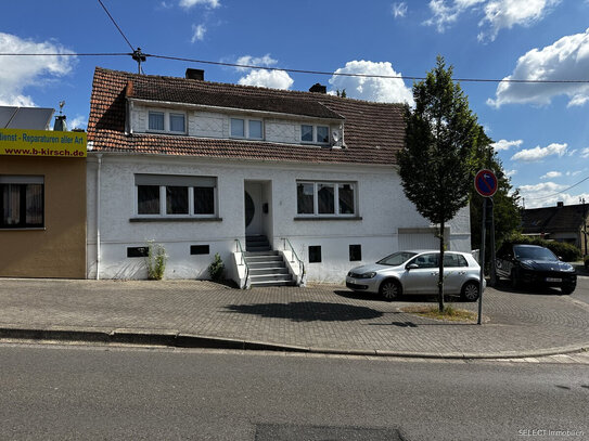 Wohnhaus in zentraler Lage mit großem Grundstück und Garage!