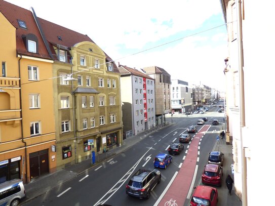 3-Zimmer-Wohnung mit Balkon, 2010 neue Schallschutzfenster mit Rollos, 2 Min. zur U-Bahn Aufseßplatz, mit Einbauküche