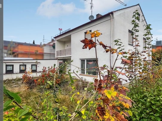 Sonniges Südgrundstück mit einer Baugenehmigung für zwei Doppelhaushälften in ruhiger Lage