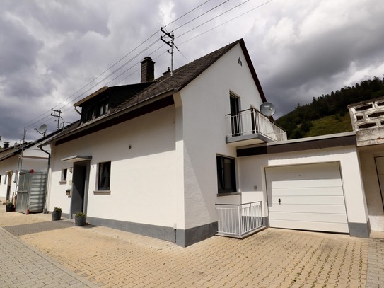 Großzügiges Einfamilienwohnhaus mit Garage und herrlichem Talblick