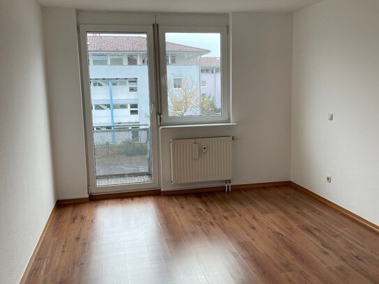 2-Zimmerwohnung mit Wannenbad und Balkon