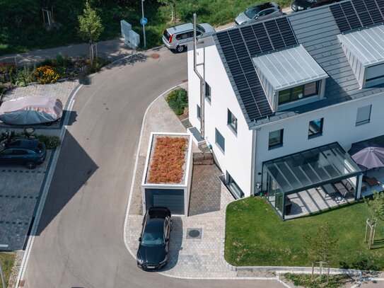 Neuwertig.Energieeffizient.Repräsentativ. - KFW-40+ DHH mit Einliegerwohnung in begehrter Wohnlage