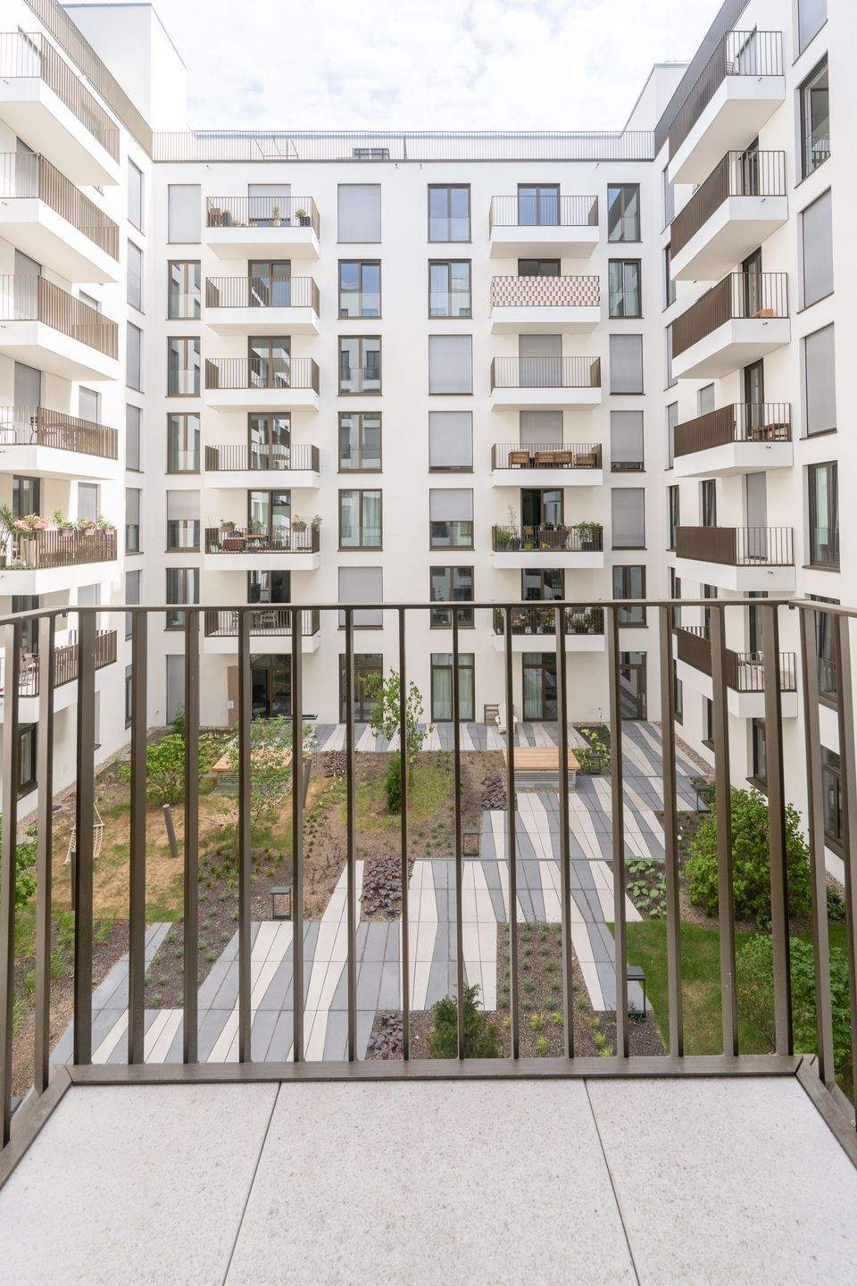 East Side Gallery: Elegante Wohnung mit Concierge & Balkon - Foto 1