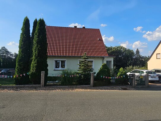 Einfamilienhaus mit großem Garten und Gartenhaus