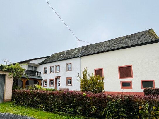 Ehemaliges Bauernhaus mit Nebengebäuden in Neidenbach