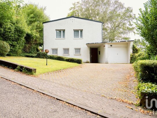 Einzigartiges Einfamilienhaus mit parkähnlichem Grundstück und Pool in Traumlage am Bübinger Berg