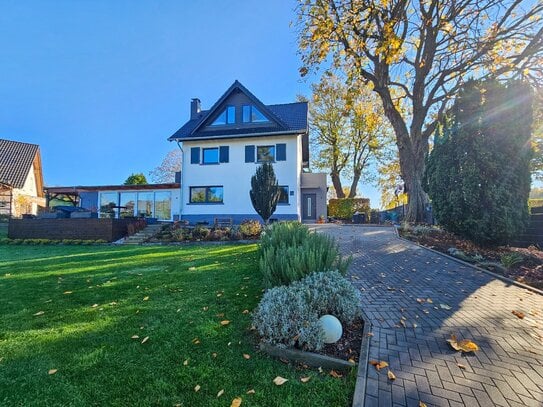 Frisch renoviertes Landhaus mit Fernblick auf schönem Areal in Höhenlage. Ca. 3 Min. A3 Bad Honnef.