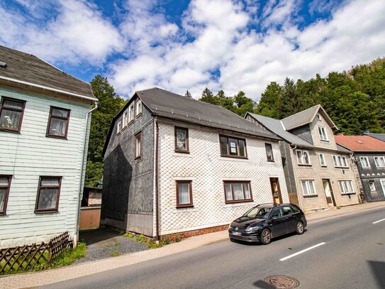 Zweifamilienhaus mit grünem Garten in idyllischer Lage an der Katze