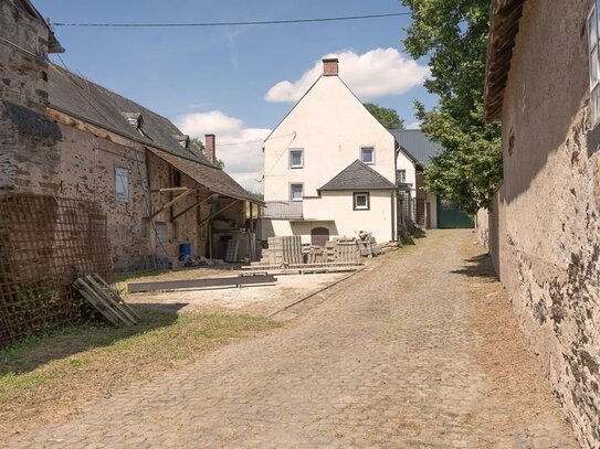 Außergewöhnliches Anwesen mit großem Areal und diversen Nebengebäuden