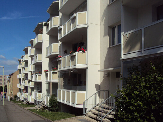 Gemütliche 3-Raum-Wohnung mit Badewanne und sonnigem Balkon