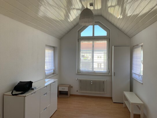 1,5 Dachgeschosswohnung mit EBK, Keller und TG