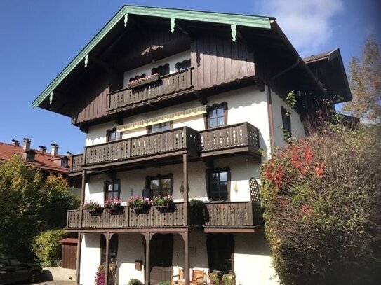 Zentral in Tegernsee, Gefällige 2,5-Zimmer-DG-Wohnung, 2-Balkone, Altbau (saniert)