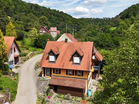 REIZVOLLES LANDHAUS IN IDYLLISCHER LAGE MIT GARAGENGEBÄUDE