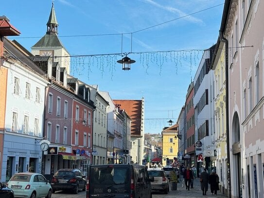 Deggendorf-Zentrum: 90 m2-Penthouse-Wohnung m. 3 Balkone u. Blick auf die Stadttürme/Stadtplatz 50m!