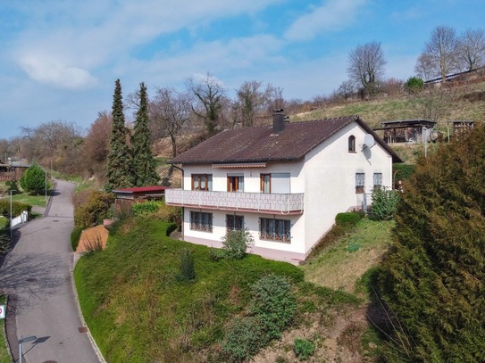 Bezauberndes Einfamilienhaus mit Doppelgarage, Carport und Garten in ruhiger, idyllischer Hang-Lage in 79341 Kenzingen-…