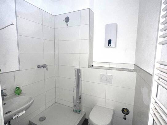 Free ab 01.05.2025 - Renovierte 2-Zimmer-Wohnung im 3. Obergeschoss (ohne Aufzug) mit Einbauküche