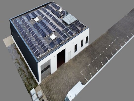 Gepflegte Werkstatt/Halle mit Büros und Eigenstrom aus PV-Anlage