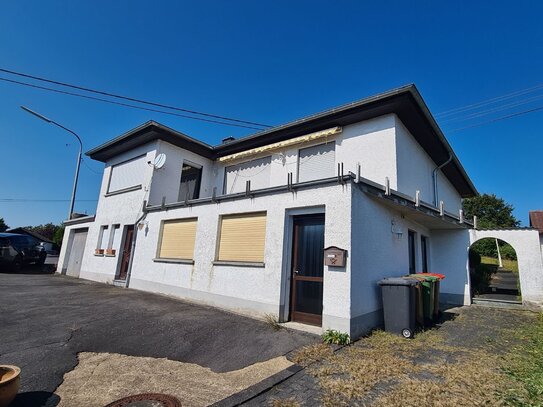 Attraktiver Bungalow mit Einliegerwohnung, großer Dachterrasse und Panoramablick.