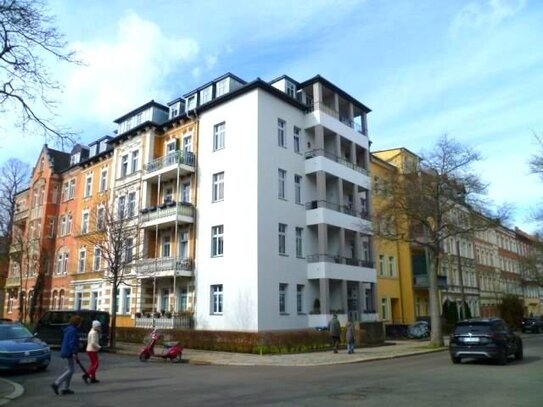 Investment - Vermietete 2-Zimmer-Wohnung im Dichterviertel Erfurt mit Aufzug, Südbalkon und seriöser Mieterin