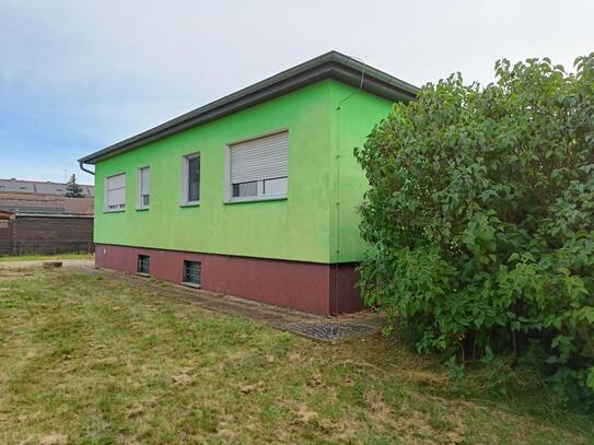 Unterkellerter Bungalow mit Wintergarten auf großem Grundstück zu verkaufen