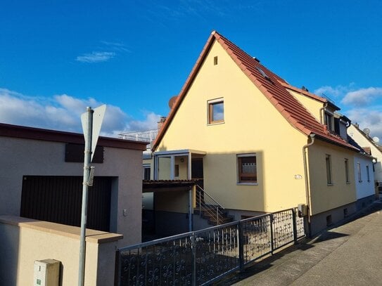 Bezugsfreie, sehr gepflegte Doppelhaushälfte mit Garage auf pflegeleichtem Grund (238m²) in zentraler Lage, Wohnfl. 90m²