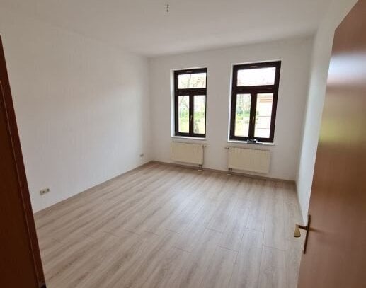 2 Raum Wohnung mit Balkon sowie Bad mit Fenster + Wanne im 2. OG