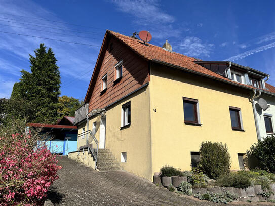 gepflegte Doppelhaushälfte mit separatem Gästehaus mit angelegtem Ziergarten