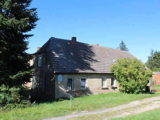 modernisierungsbedürftiges Einfamilienhaus auf großem Grundstück bei Woldegk