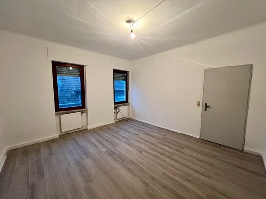 Erstbezug nach Renovierung! Schöne 4 Zimmer Wohnung