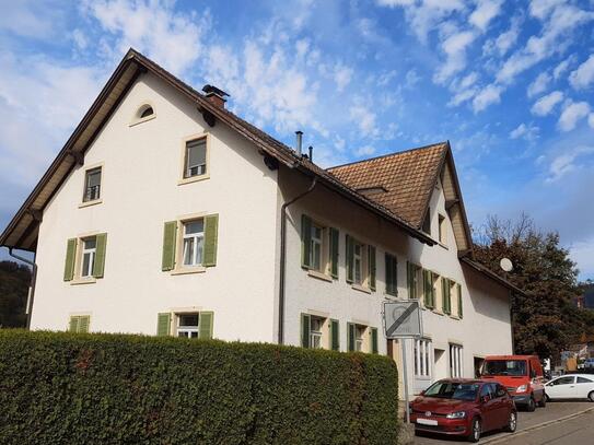 Mehrfamilienhaus mit vier Wohneinheiten und beträchtlichem Ausbaupotenzial