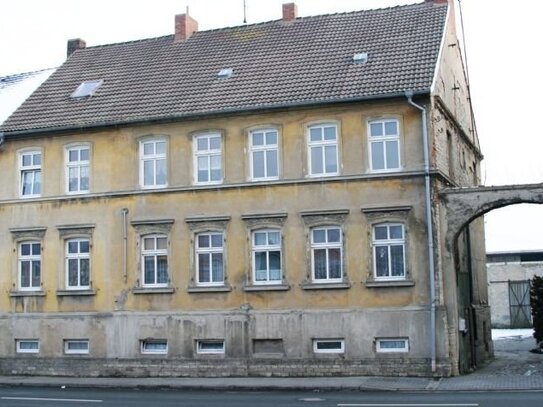 Gewerbe-Grundstück mit einem Mehrfamilienhaus und diversen Garagen/Hallen