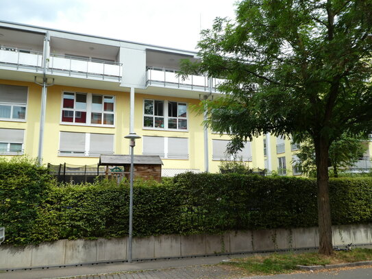 VIEL PLATZ FÜR IHRE FAMILIE ! 4,5 Zimmer-DG-Maisonette-Wohnung *große Dachterrasse * Kaminofen * abschließbare Tiefgara…