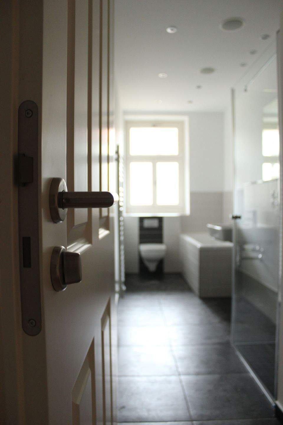 Vermietete 3 Zimmer-Wohnung mit Balkon und Stellplatz, kernsaniert 2015, Energieklasse B