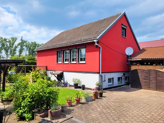 Ihr Traumhaus im Grünen: Einfamilienhaus mit großen Gärten, Pool, Carport und Werkstatt in idyllischer Lage von Berka!