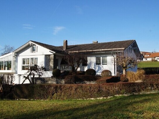 Großzügiger Bungalow mit Terrasse und 3 Garagen